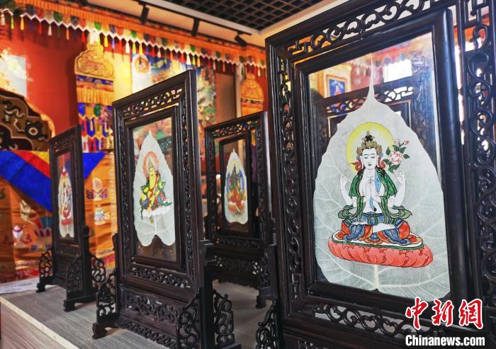 圖為久美尖措創(chuàng)作的藝術(shù)品。　張?zhí)砀?攝