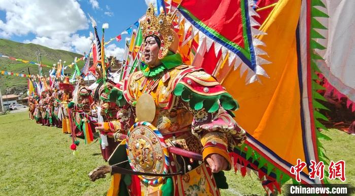圖為表演現(xiàn)場(chǎng)。　班瑪縣文體旅游廣電局 供圖