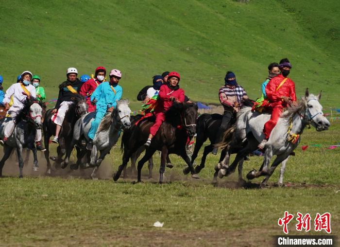 圖為選手進(jìn)行3000米賽馬比賽?！●R銘言 攝