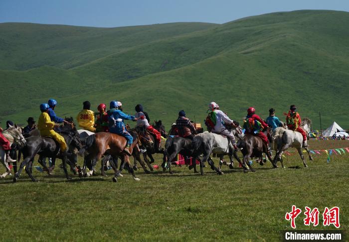 圖為選手進(jìn)行3000米賽馬比賽?！●R銘言 攝