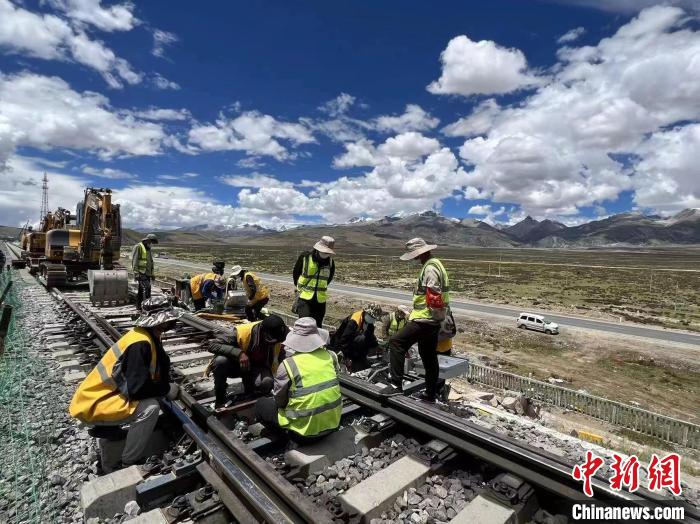 圖為青藏鐵路基礎設施“升級換代”施工現(xiàn)場。　現(xiàn)場作業(yè)人員供圖