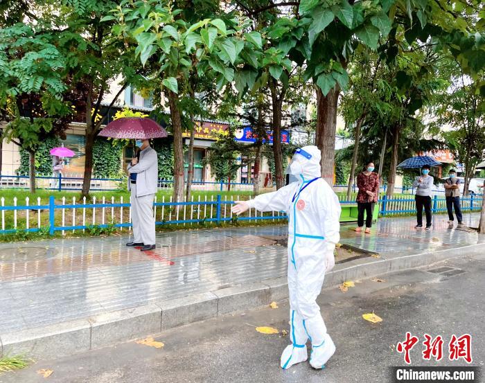 高原小城青海尖扎抗疫見(jiàn)聞：柔肩亦可擔(dān)重任，夫妻檔聞令而動(dòng)