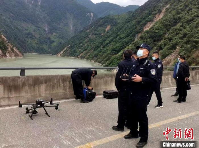民警組成的搜尋隊利用無人機(jī)在震區(qū)開展空中巡查。　甘孜州公安局供圖