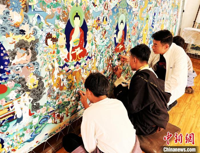 青海唐卡藝術(shù)小鎮(zhèn)：“勞模畫師”師帶徒，文化扶貧富一方
