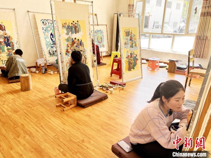 圖為畫室內(nèi)學(xué)徒練習(xí)繪畫唐卡?！●R文莉 供圖