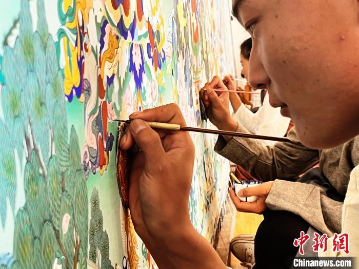 圖為畫師繪畫唐卡?！●R文莉 供圖