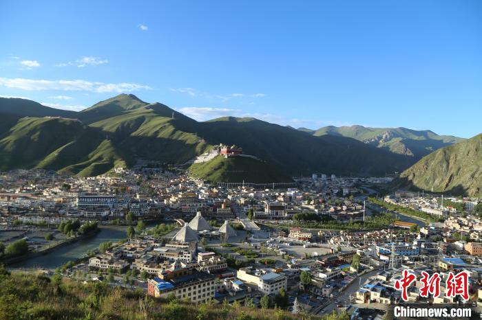圖為航拍玉樹市。　玉樹市委宣傳部供圖