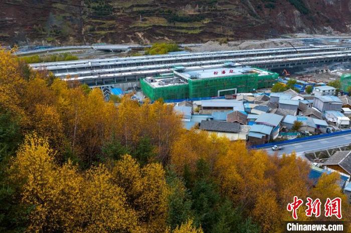 正在建設(shè)的成蘭鐵路松潘站?！⒅铱?攝
