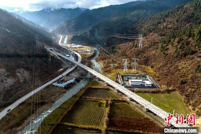 穿越山谷的成蘭鐵路川主寺至黃勝關(guān)段?！⒅铱?攝