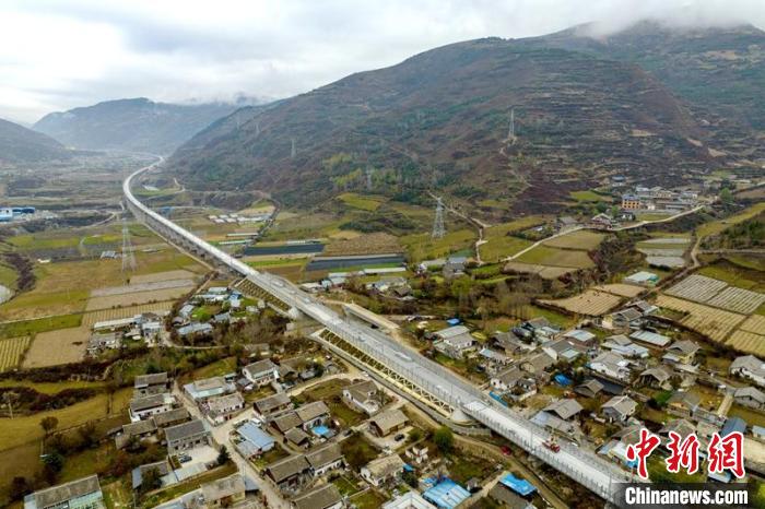 成蘭鐵路松潘右所屯岷江雙線特大橋。　劉忠俊 攝