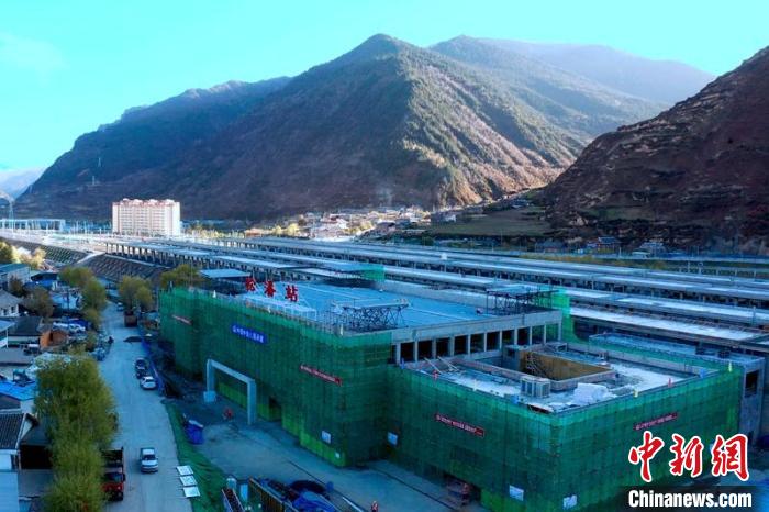 正在建設(shè)中的成蘭鐵路松潘站?！⒅铱?攝