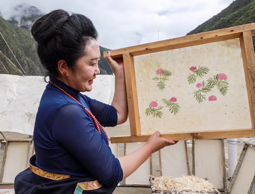 充巴傳統(tǒng)藏紙。德格縣融媒體中心供圖