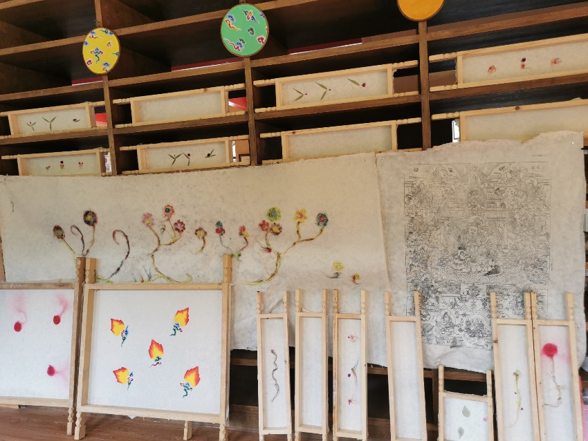 充巴傳統(tǒng)藏紙。德格縣融媒體中心供圖