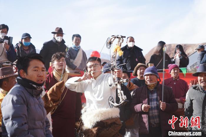 圖為藏族民眾比拼射箭技藝。　馬銘言 攝