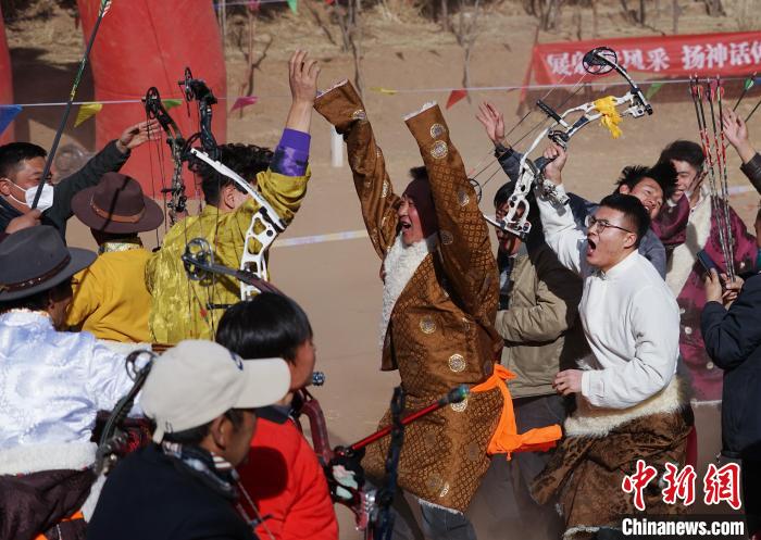 圖為藏族民眾跺腳歡呼慶祝弓箭手射中靶心?！●R銘言 攝