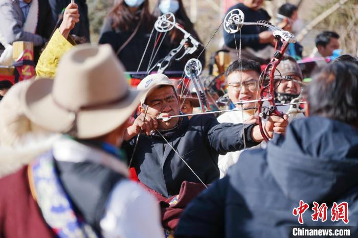 圖為藏族民眾比拼射箭技藝。　馬銘言 攝