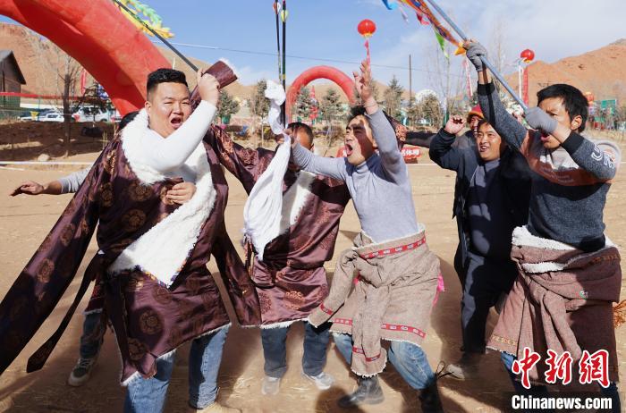 圖為藏族民眾跺腳歡呼慶祝弓箭手射中靶心。　馬銘言 攝