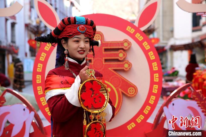 身著嘉絨藏族服飾的丹巴女孩送祝福?！〖o 攝