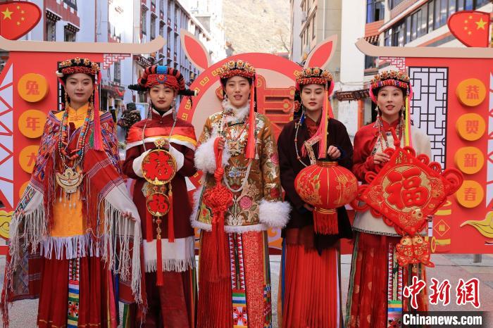 丹巴美女送祝福，迎新年。　李永安 攝