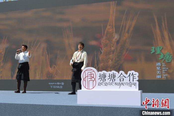 “康巴漢子”現(xiàn)場獻唱。　朱凌捷 攝