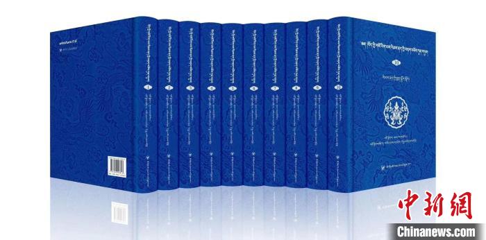 圖為青海果洛州藏醫(yī)專家桑德才讓擔(dān)任主編的《藏醫(yī)傳染性疾病文獻(xiàn)集成》?！∈茉L者 供圖