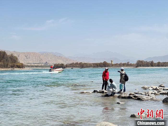 圖為游客在黃河岸畔游玩，并與黃河合影留念?！∑钤鲚?攝