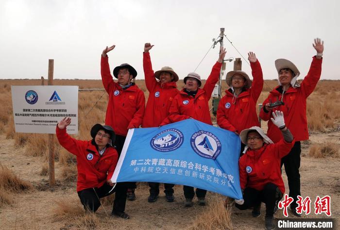 經(jīng)過不懈努力，格爾木濕地站終于建成，第二次青藏科考中科院空天院分隊向航拍無人機揮手合影?！?lt;a target='_blank' href='/'><p  align=