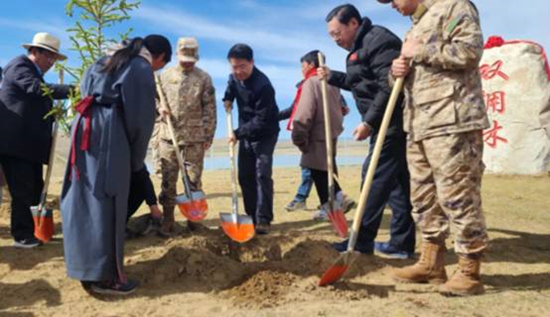 保護(hù)黃河干支流域生態(tài)，軍地共建“雙擁林”防護(hù)帶。四川省退役軍人事務(wù)廳供圖