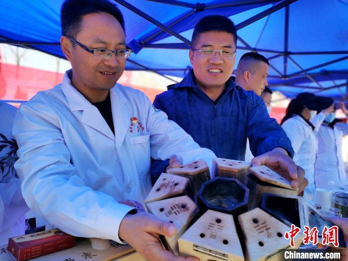 圖為青海省海東市樂都區(qū)中醫(yī)院八卦灸展示?！?zhí)砀?攝