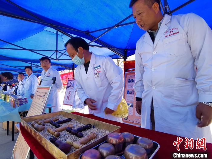 圖為青海省循化縣的國(guó)家級(jí)非遺項(xiàng)目尤闕療法的器械展示。　張?zhí)砀?攝