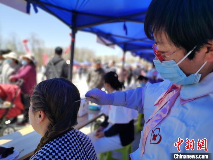 圖為刮痧。　張?zhí)砀?攝