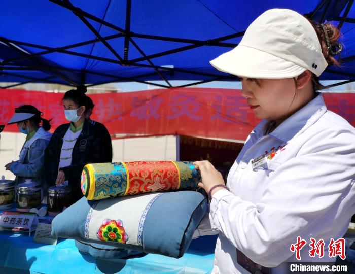 圖為青海省互助縣的中藥枕頭?！?zhí)砀?攝