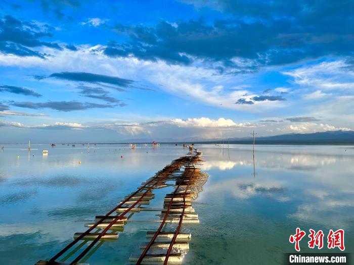 圖為茶卡鹽湖景區(qū)風光?！⒀?攝
