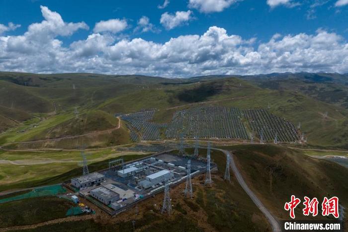 航拍建成投運的柯拉一期光伏電站升壓站?！⒅铱?攝