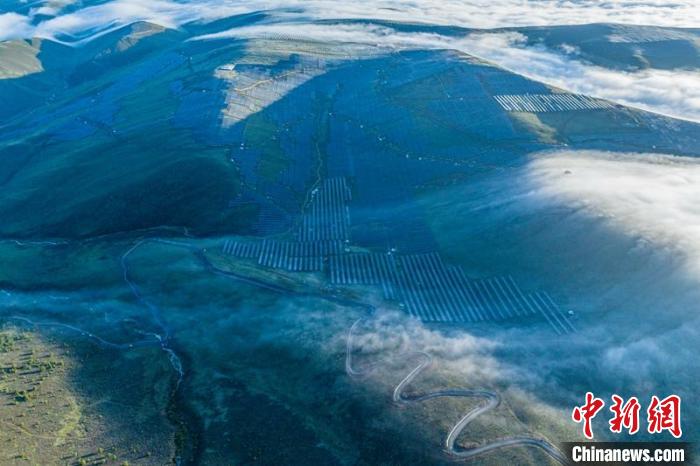 云霧下的柯拉一期光伏電站場一角?！⒅铱?攝
