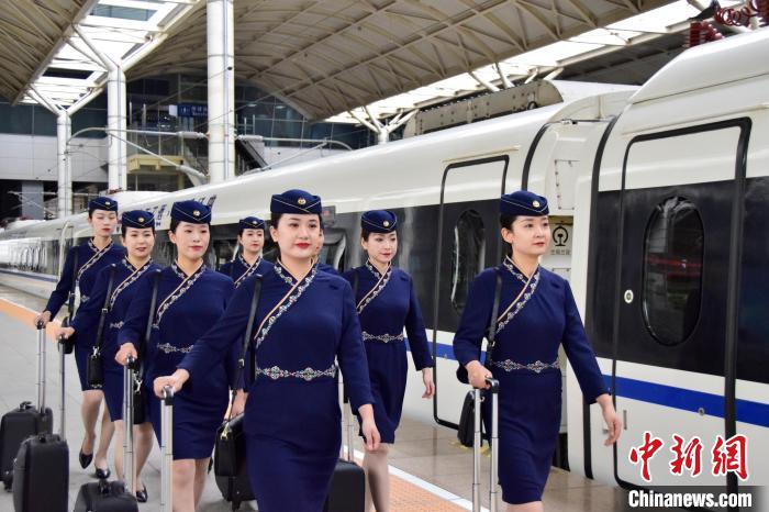 圖為青藏鐵路西格段“復(fù)興號(hào)”動(dòng)車組乘務(wù)員新制服亮相。　東科力加 攝