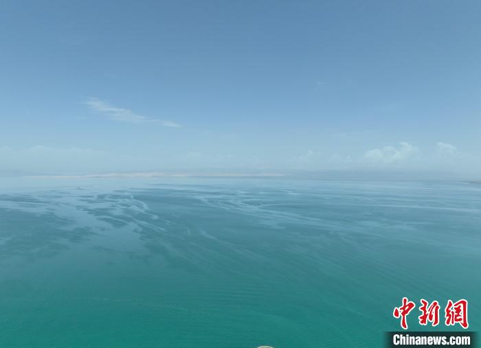 圖為航拍仲夏時節(jié)，青海湖水天一色?！∑钤鲚?攝