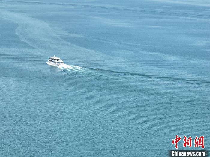 圖為航拍仲夏時節(jié)，青海湖湖水碧波蕩漾?！∑钤鲚?攝