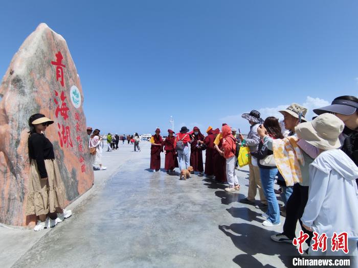 圖為航拍青海湖美景引游客拍照打卡?！∑钤鲚?攝