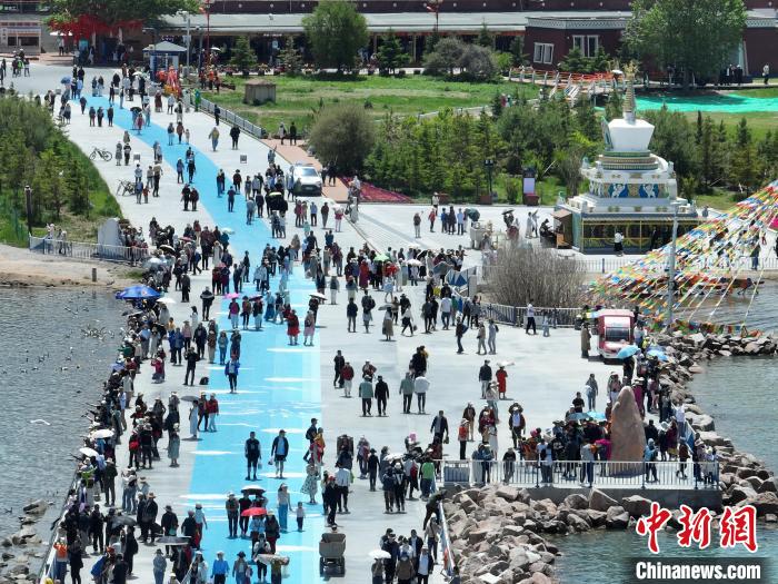 圖為航拍青海湖二郎劍景區(qū)游客眾多?！∑钤鲚?攝