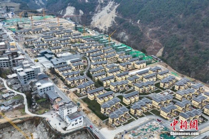 圖為2月1日，瀘定磨西鎮(zhèn)震后重建的安置小區(qū)。(無人機照片)<a target='_blank' href='/'><p  align=