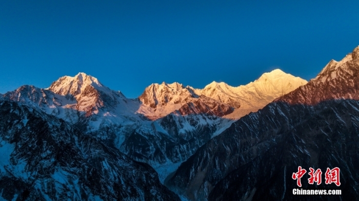圖為2月1日，清晨陽(yáng)光照在貢嘎雪山上，出現(xiàn)“日照金山”景觀(guān)。(無(wú)人機(jī)照片)<a target='_blank' href='/'><p  align=