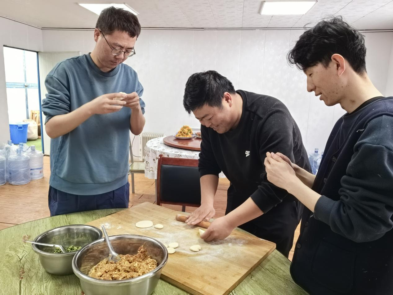 項目部里包餃子。王元明攝