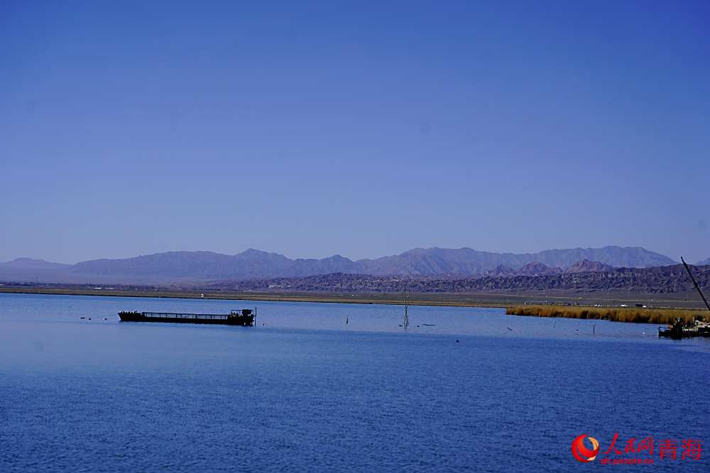 可魯克湖秋色如畫。人民網(wǎng) 陳明菊攝