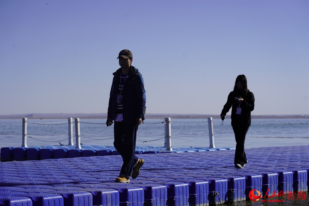 游人漫步在可魯克湖。人民網(wǎng) 陳明菊攝