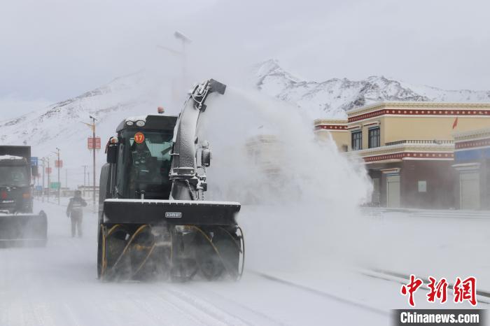 圖為該支隊官兵正在清理路面積雪?！《崦刺?攝