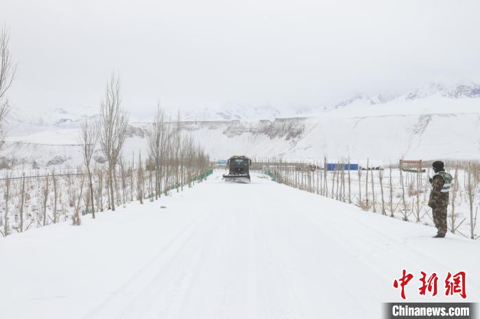 圖為救援官兵正在緊急清理路面積雪?！《崦刺?攝