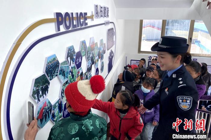 山南邊境管理支隊勒布邊境派出所舉行警營開放日活動，邀請駐地民眾進警營，了解民警工作生活?！∏f冀 攝