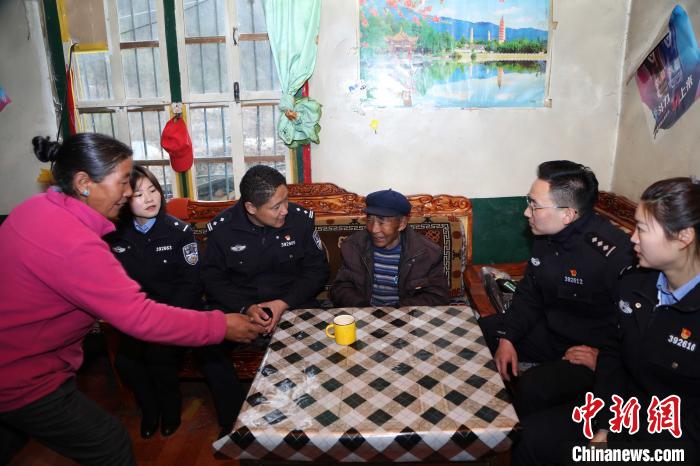 亞東出入境邊防檢查站民警走訪慰問轄區(qū)困難群眾?！堄陱?攝