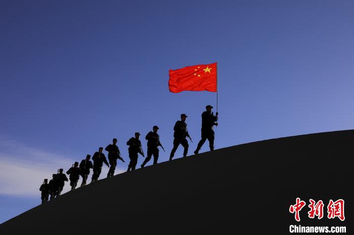 日喀則邊境管理支隊幾腳橋邊境檢查站民警在轄區(qū)開展巡邏工作?！↓埿▲P 攝
